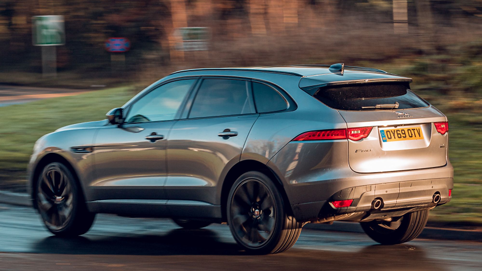 Jaguar F-Pace Side Situ